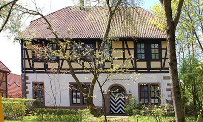 Hardegsen Apartment | Large vacation apartment in a unique historic building - also for musicians