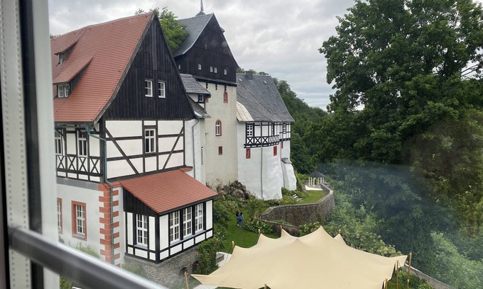 Lengefeld Apartment | Large vacation apartment right next to Rauenstein Castle