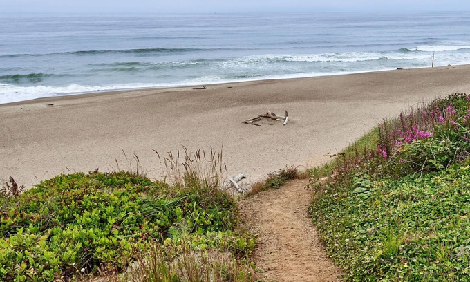 Lincoln Beach House | Large Vacation Home,10bd/8ba Beach Unique Whale Watching from beach