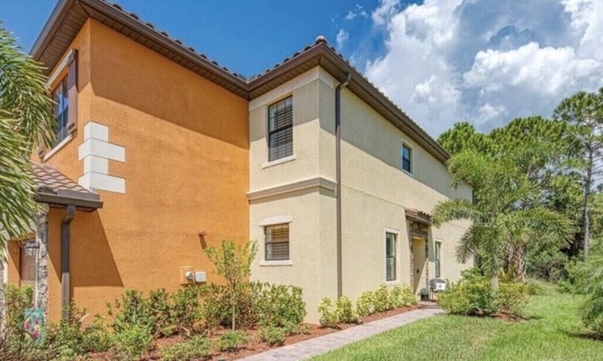 Gran Paradiso Condo | Large Venice townhome plenty of space community pool, 15 minutes from 3 beaches