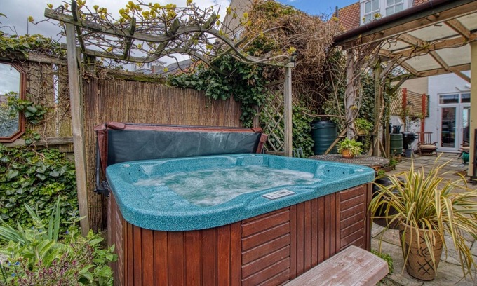 Gorleston-on-Sea House | Large Victorian family home, hot tub, 5 min walk to beach, pets, sleeps 11, BBQ