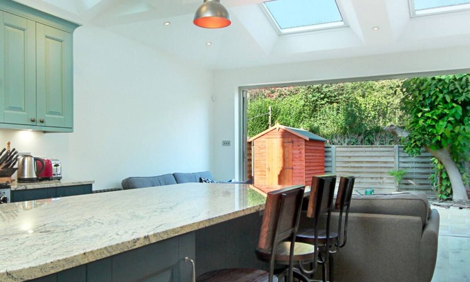 Walpole House | Large Victorian house, surrounded by parks, easy access to train, tube and buses