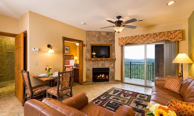 Gatlinburg Resort | Large villa with full kitchen - indoor waterpark included!