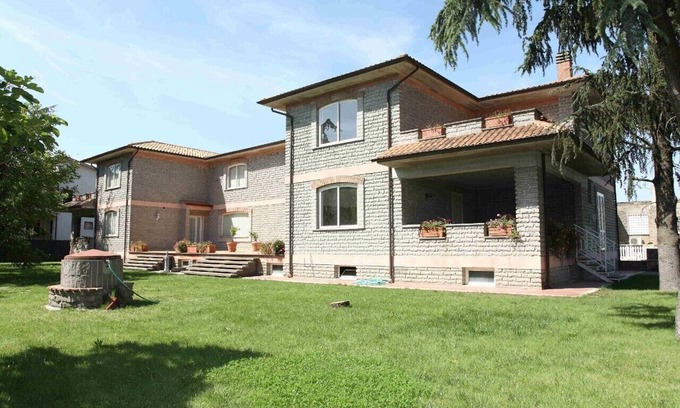 Monterosi Villa | Large villa with garden in center of town between lake and golf- Vallelunga