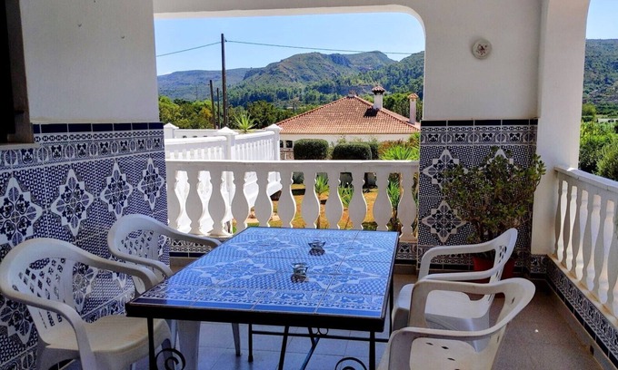 Alzira Villa | Large villa with tennis court and swimming pool, 25 minutes from the beach. Ideal for families.