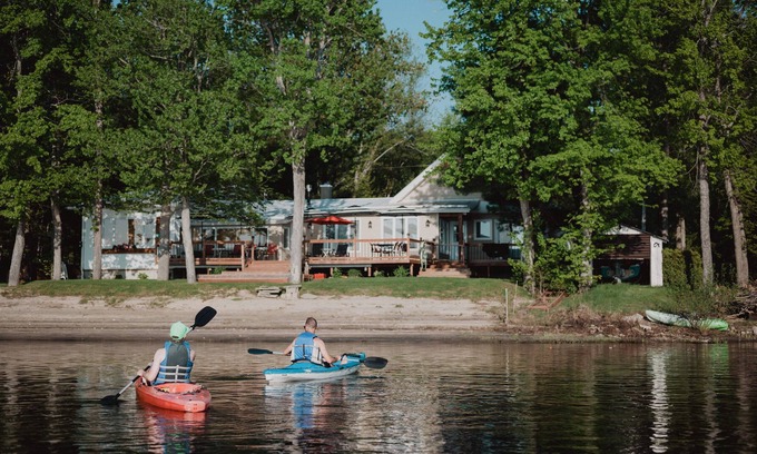 Mansfield-et-Pontefract Cottage | Large Waterfront Cottage with Beautiful Sunroom and Large Deck