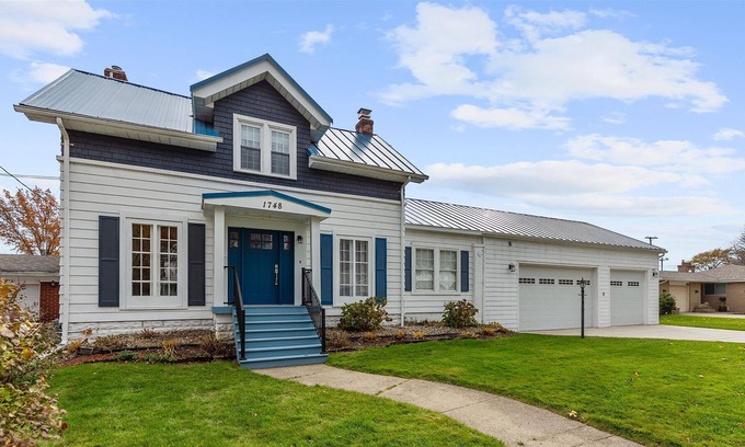 Algonac House | Large waterfront 3 bedroom beautiful home.