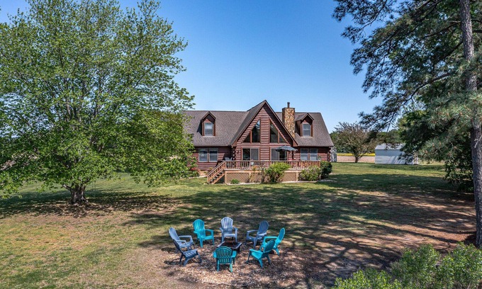 Edwardsville House | Large waterfront cabin, kayaks & paddle boards, fire pit. Crabbing and fishing!