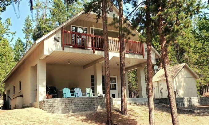 Crescent Cabin | Large Waterfront Cabin on Crescent Creek near Crater, Crescent, and Odell Lake.