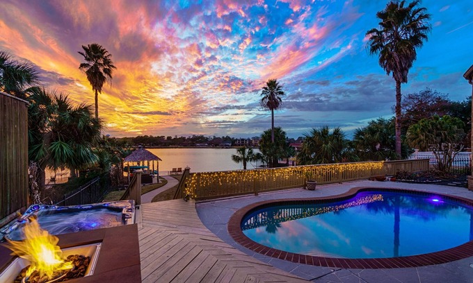El Lago House | Large Waterfront in Clear Lake TX within 5 miles of NASA and Kemah Boardwalk