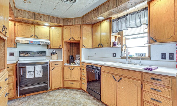 Hydro House | Large Yard & Grill: Oklahoma Family Hideaway!