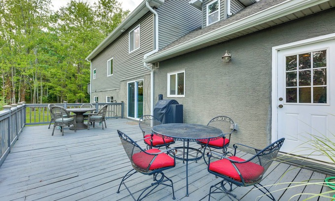 New Albany House | Large Yard w/Pond: Family Retreat in New Albany!