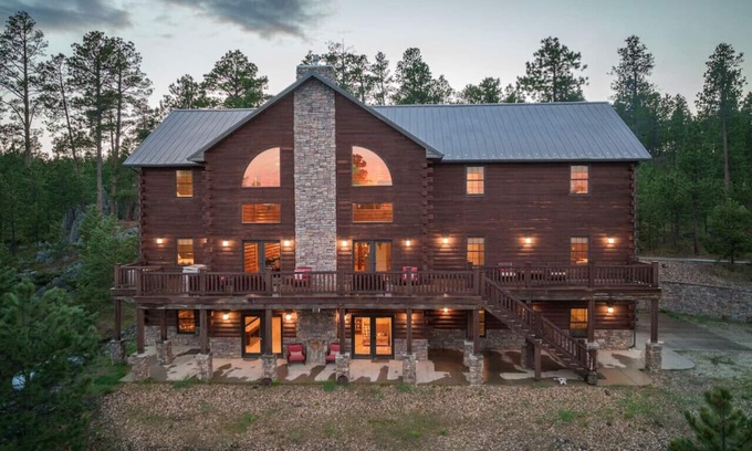 Deadwood Cabin | Largest Black Hills Lodge - Sleeps 30 - 13 Bedroom