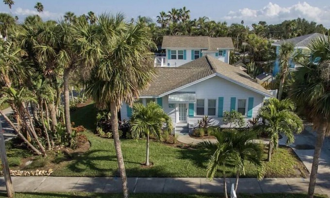 Bay Esplanade House | LARGEST in North Beach- PRIVATE POOL- 1 Block to BEACH - All 3 Units- SLEEPS 16