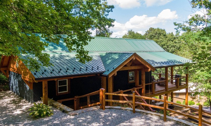 Newland House | Lark Hollow - Pet Friendly Cottage with Hot Tub near Banner Elk