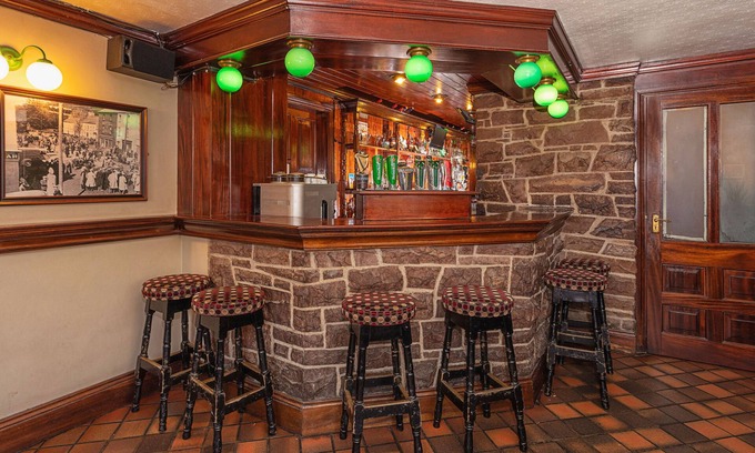 Milltown Bed & Breakfast | Larkins Pub Restaurant and B&B