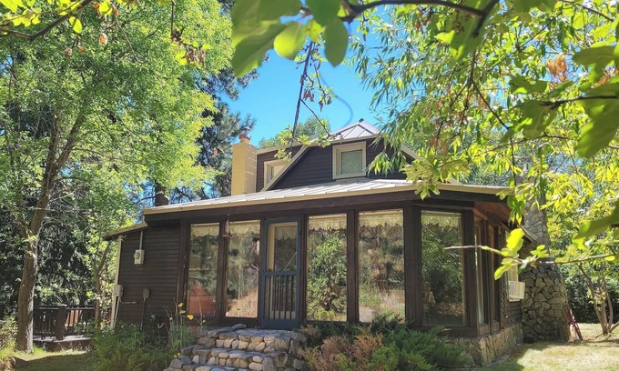 Methow Valley House | Larksong Cabin, Formerly "Cute Cabin"-Dog friendly and Close to Ski Trails !