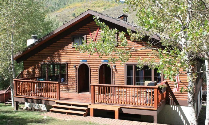 Intermountain House | LARKSPUR CABIN EAST/WEST SLEEPS 16, 2 decks, 2 Hot tubs free Vail bus, 7 car