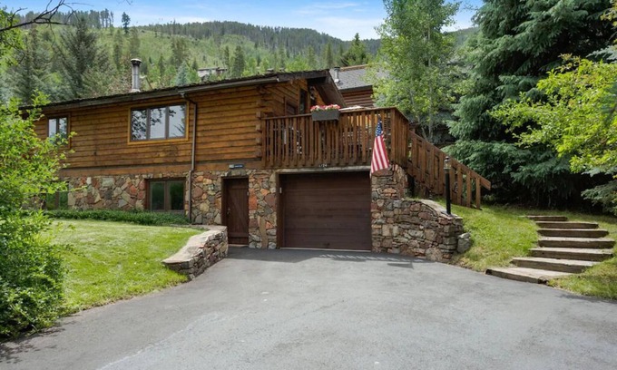 Intermountain House | Larkspur Lodge, Single Family, hot tub, 2 decks, AC, BBQ, free Vail bus.