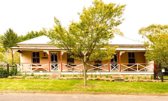 Mount Victoria Cottage | Larsen's Cottage #2: Historic 1880 Home