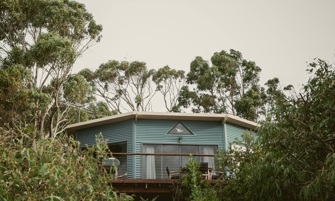 White Beach Cottage | Larus Waterfront Cottage