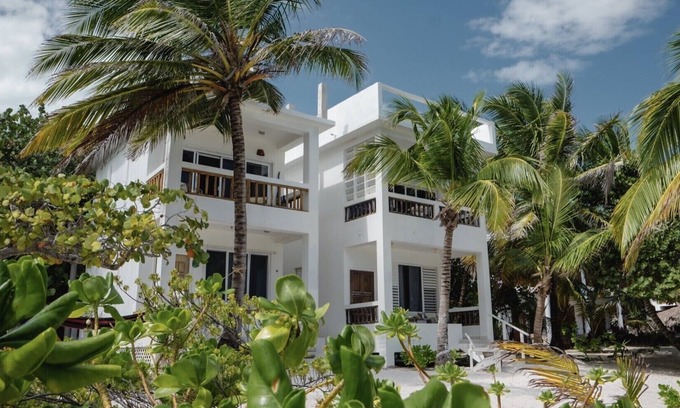San Pedro Apartment | Las Amapolas - Beachfront Paradise - King Bed + A/C (1B Upper Unit)