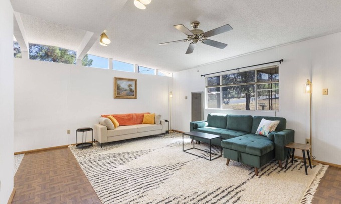 Alpine House | Las Hermanas - Close to Sul ROss, Kokernot Park, Downtown