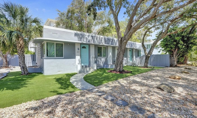 Colee Hammock Apartment | Las Olas Art Deco Oasis, Great Location