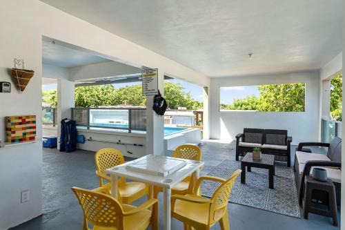 Montalva House | Las Palmas Beach House with Private Pool and Pool Table