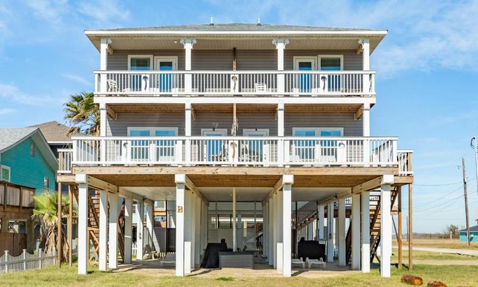 Surfside Beach House | Las Palmas I - Beach Views Family & Pet Friendly