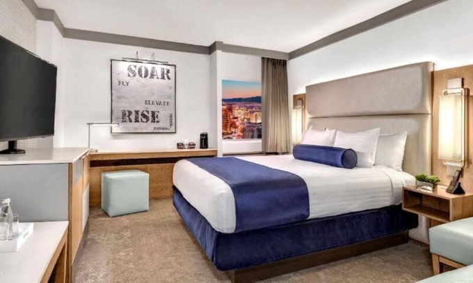 Gateway District House | Las Vegas Vacation! Pools, Game Room, Casino, Parking! Near The Neon Museum