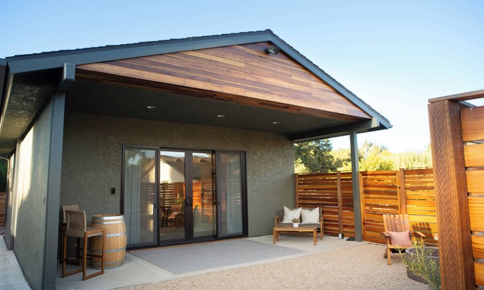 Los Olivos Cottage | Lasso Lodge ~ Walking distance to wine tastings and restaurants!nKing size bedn
