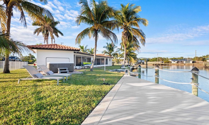 Fort Myers House | Last Minute Deal:Waterfront, Hot Tub, Kayaks, Fishing Gears & Pets-Friendly Stay