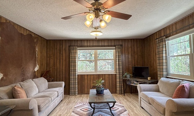 Northeast Heights House | Last Minute Discount! Peaceful Home in NE Heights Views, Trails in the Foothills