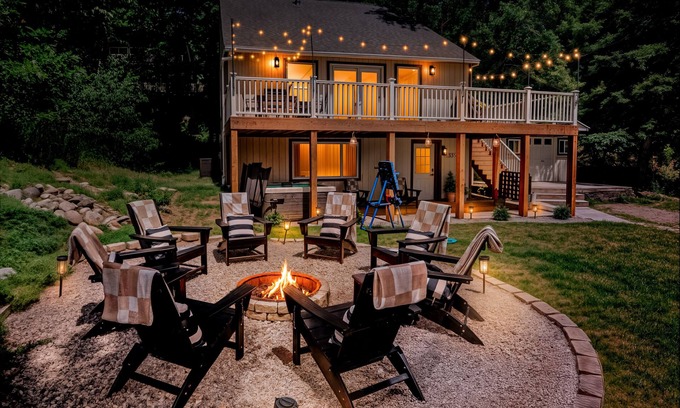 Boyne Falls Ski Chalet | Last Minute Fall Deals! Family FUN! 4 Private Bedrooms, Hot Tub, Game room