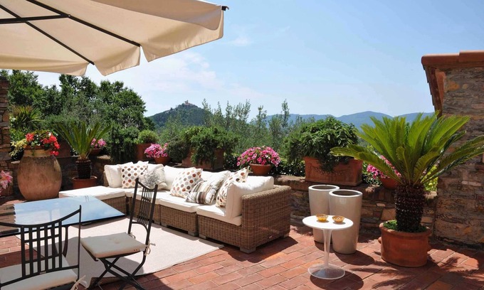 Ortonovo House | LAST MINUTE OFFER! Jacuzzi pool, Sauna, A/C, WiFi, close beaches & 5 Terre
