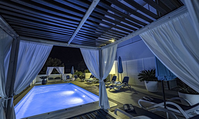 Komarna Apartment | Last minute offers/Pet friendly/VERY low low season prices !