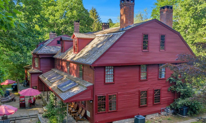 Norwichtown House | Lathrop Manor, home of the Lathrop family, Lydia Sigourney, and Benedict Arnold