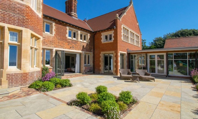 Felixstowe House | Latimer House - Seven Bedroom House, Sleeps 16