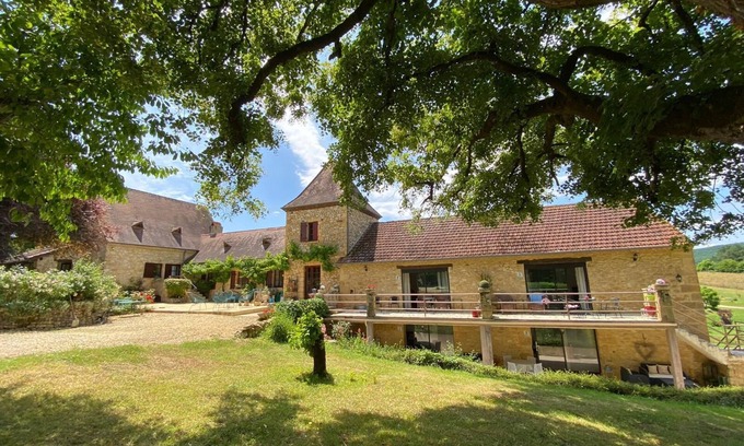 Berbiguieres House | Laugerie Basse Gites, 4 Gites in a Barn Conversion with beautiful heated pool