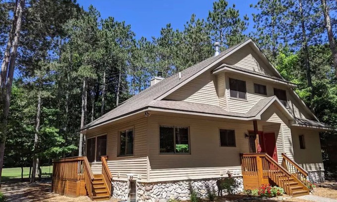 Thompsonville House | Laughing Moose Lodge: Premier Large Group Crystal Mountain Resort Golf/Ski