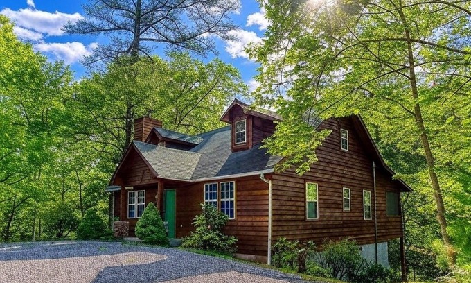 Wears Valley Cabin | Laurel Cottage, $685 FREE tickets each paid day, Hot Tub, Pool Table!