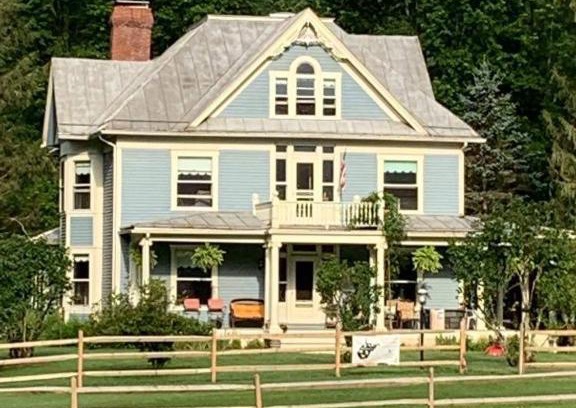 Davis Bed & Breakfast | Laurel River Club Bed & Breakfast or LRCBNB