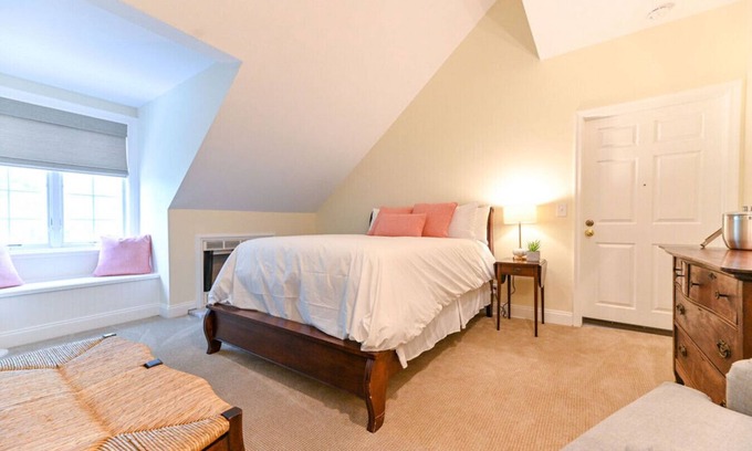Edenton Bed & Breakfast | Laurel Room - Granville Queen Inn, Downtown Historic Edenton