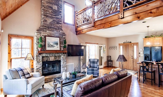 Townsend House | Laurel Valley Retreat - Pool Table & Fireplace!