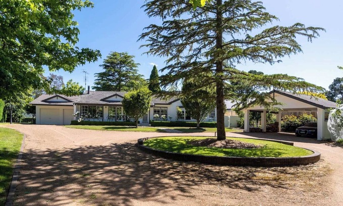 Burradoo House | Lauretana House & Cottage -Grand Homestead w/Multiple Entertaining Areas, Pool, Moments from Bowral