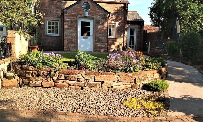 Dumfries Cottage | Laurieknowe Coach House - a cottage that sleeps 5 guests in 3 bedrooms