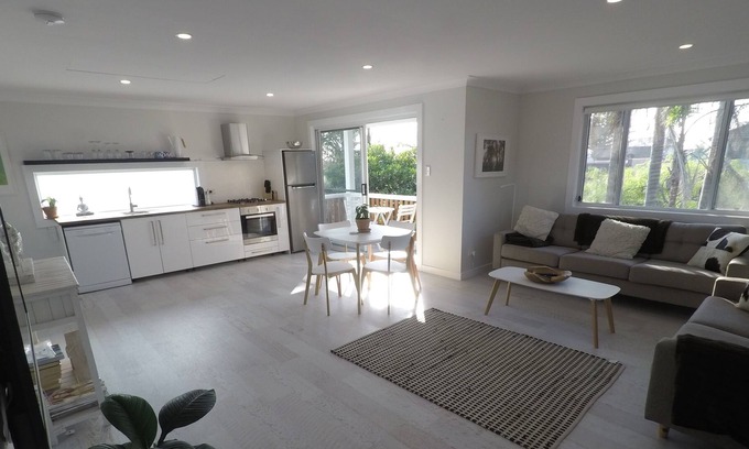 Cronulla Apartment | Lautan Cronulla Beach luxury 2 bedroom apartment set in tropical garden