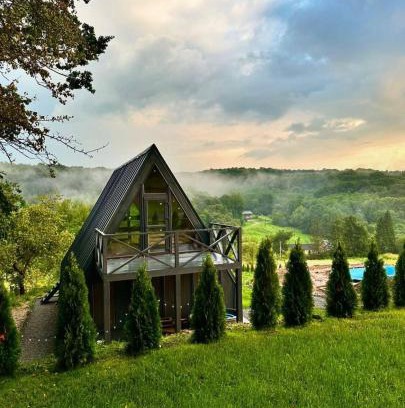 Mykolaiv Ski Chalet | Lav inn Polyanna