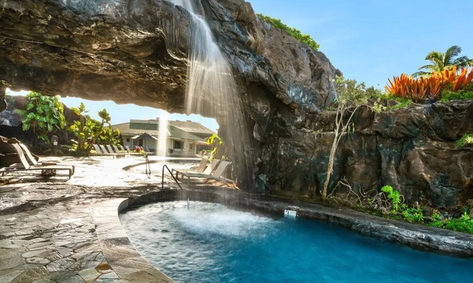Hanamaulu Condo | Lava Lounge-Pool view/walkout access, 2 Queen Beds